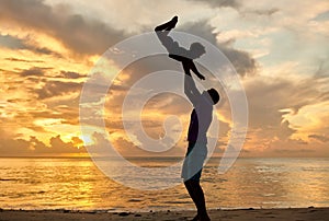 Invia su un figlio l'aria sul Spiaggia sul tramonto 