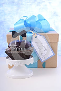 Fathers Day cupcake gift.
