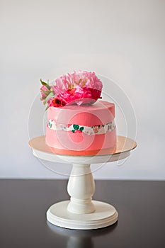Faultline cake decoraited sugar paper and pink peony. Ideas for wedding cake, birthday cake photo