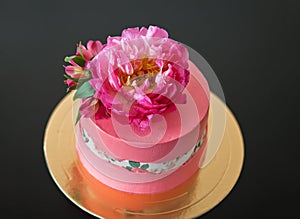 Faultline cake decoraited sugar paper and pink peony. Ideas for wedding cake, birthday cake photo