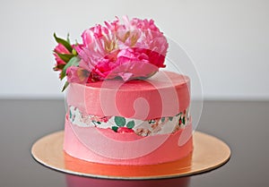 Faultline cake decoraited sugar paper and pink peony. Ideas for wedding cake, birthday cake