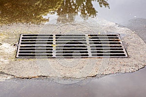 Faulty drainage system with a hatch grate for drainage.