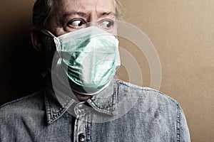 Fearful man of the contagion virus