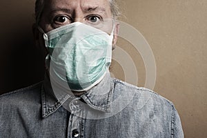 Fearful man of the contagion virus