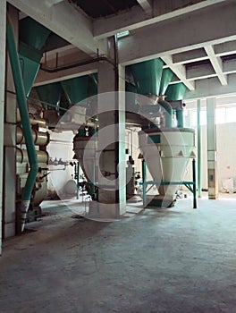 Feed mill plant poultry feed-pellet processing unit machinery factory animal feed-mills provenderie, fabrica piensos, image photo photo