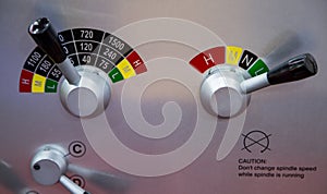 Feed selector of lathing machine