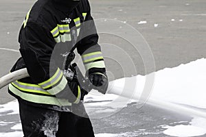 Feeding foam from a handheld fire fighter, fire extinguishing foam flies out of the trunk, which keeps the fireman in combat