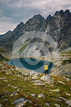 Cítit svobodu a užívat si modré horské jezero a majestátní výhled