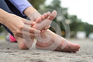 feeling pain in her foot during sport outdoor