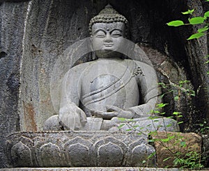 Feilai Feng grottoes with fine buddhist stone carvings