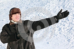Uomo rack sul la neve spettacoli mani direzione 
