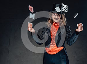 Una donna artista nero i vestiti carte 