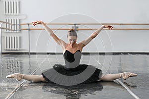 Female ballet dancer sit on the twine