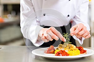 Žena šéfkuchař v restaurace vaření 