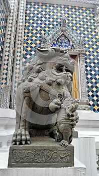 Female Chinese guardian lions and her cub