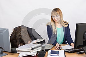 Žena kolegovia v kancelária jeden mal padlý spiace na z zložky druhý pozrel na jej 