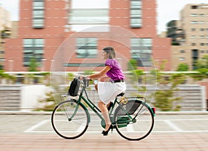 Una mujer viajero diario al trabajo montando una bici 