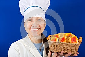 Una mujer Cocinar Galleta a través de azul 