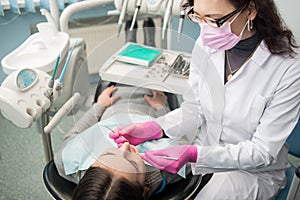 Žena zubná nástroje zrkadlo a sonda kontrola hore zuby na zubná klinika kancelária 