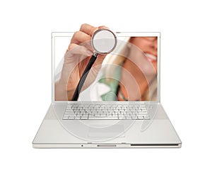 Žena lékař držení stetoskop skrz obrazovka 