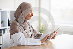Female doctor muslim woman using digita tablet photo