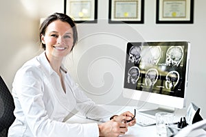 Žena lekár v kancelária 