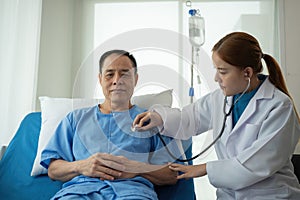 A female doctor provides health examination consultations and explains health care details to patients in the clinic.