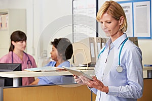 Una donna medico lettura spartito sul sorelle stazione 