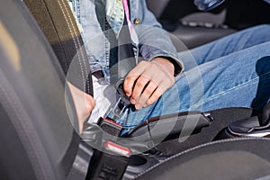 Žena vodič pripojenie sedadlo pás v auto 