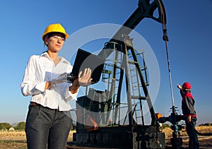Una donna un ingegnere giacimento petrolifero 
