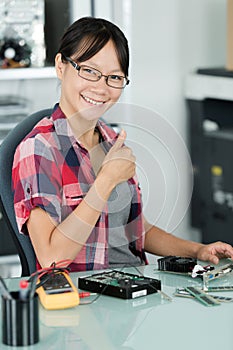 female engineer showing thumb up