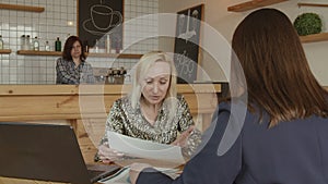 Female entrepreneurs arguing at meeting in cafe