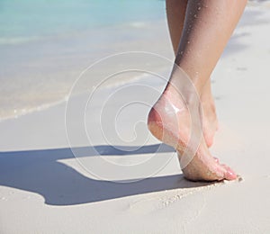 Una mujer sobre el arena Playa. piernas 