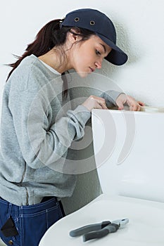 Žena připevnění záchod 