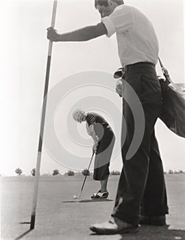 Una mujer jugador de golf a su caja 