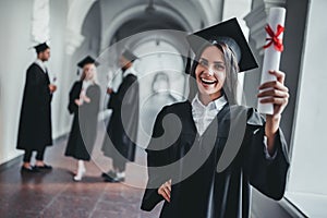 Una mujer graduado en universidad 