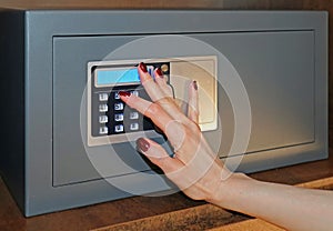 Setting code to hotel safe
