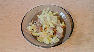 Female hands impose fries in a plate