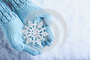 Una donna mani la luce lavorato a maglia guanti scintillante favoloso Fiocco di neve sul la neve. un 