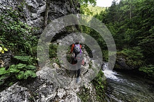 Turistka na turistické stezce ve skalnatém kaňonu. Prosiecka dolina na Slovensku