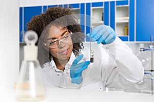 Žena laboratoř vědec zkoumání rostlina vzorek v trubka v genetika laboratoř 