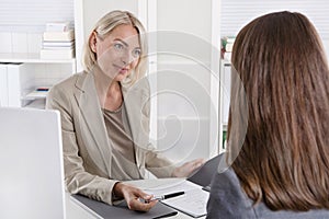 Žena správa riaditeľ v práce rozhovor mladá žena 