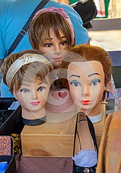 Female mannequins heads sold on market