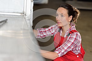 female mechanic fixing vehicule