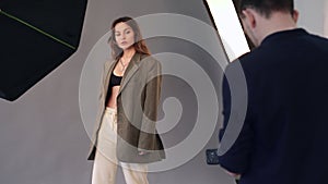 A female model poses for a male photographer.