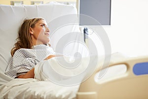 Žena odpočíva v nemocnice posteľ 