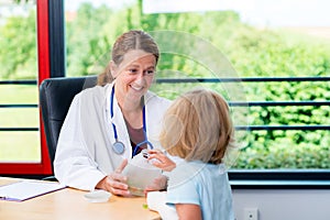 Female pediatrician has candys for a little girl