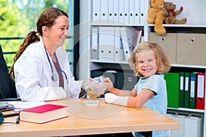 Female pediatrician has candys for a little girl