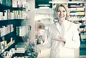 Female pharmacists working in modern farmacy