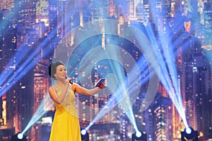 Female program host tangzishu reading poetry